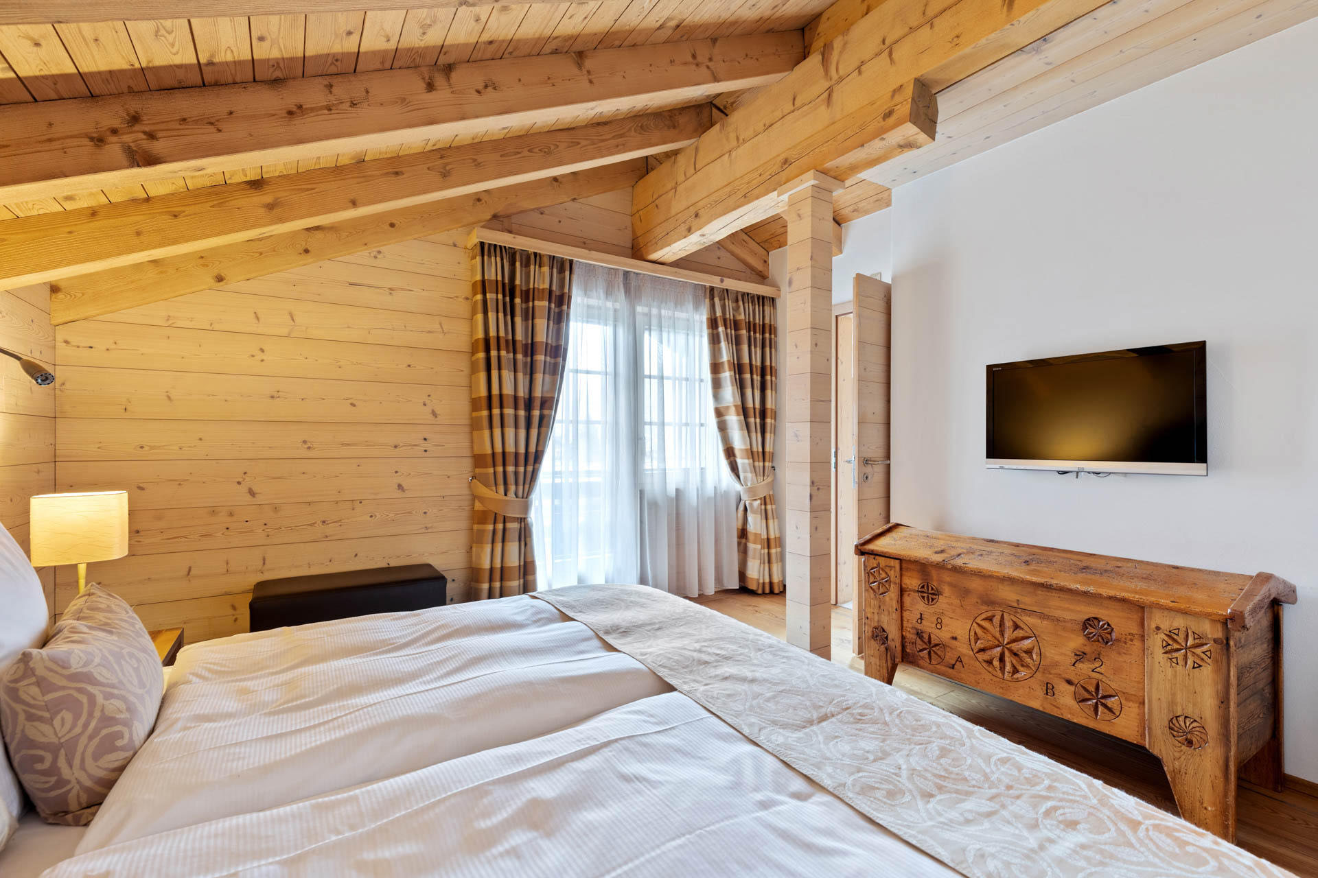 Chalet Suite Matterhorn Pine Scented Bedroom - Grand Hotel Zermatterhof