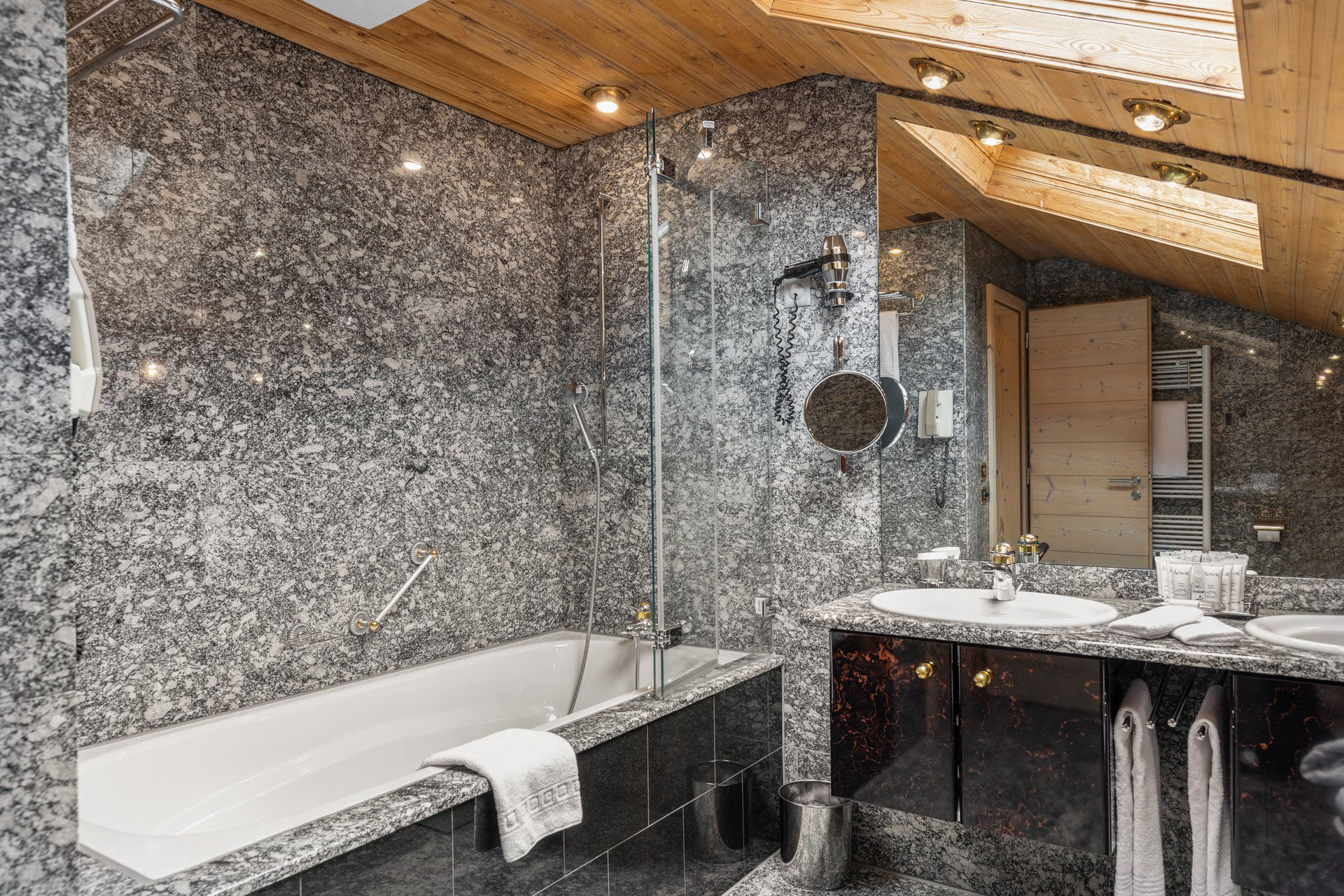 Chalet Suite Matterhorn Bath - Grand Hotel Zermatterhof