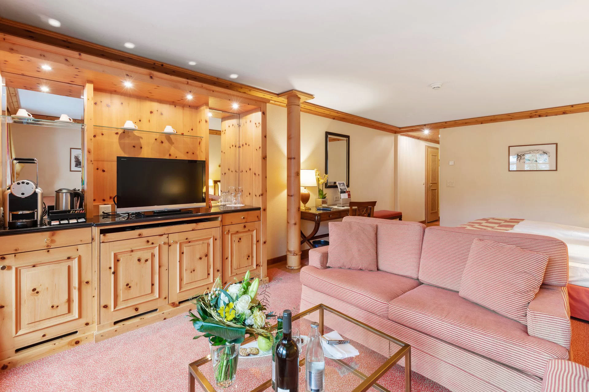 Classic Superior Double Room Living Room - Grand Hotel Zermatterhof