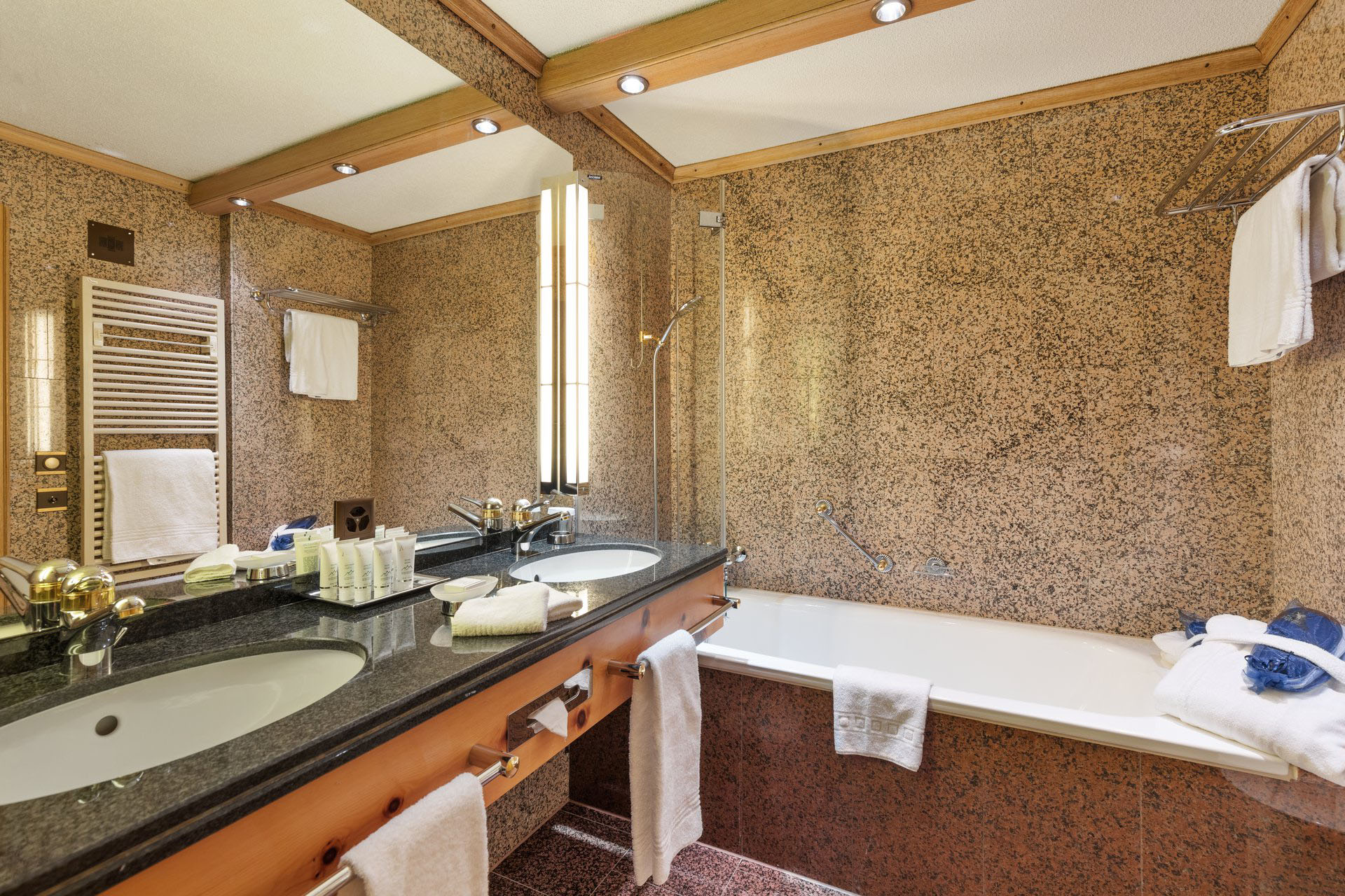 Classic Superior Double Room Bath - Grand Hotel Zermatterhof