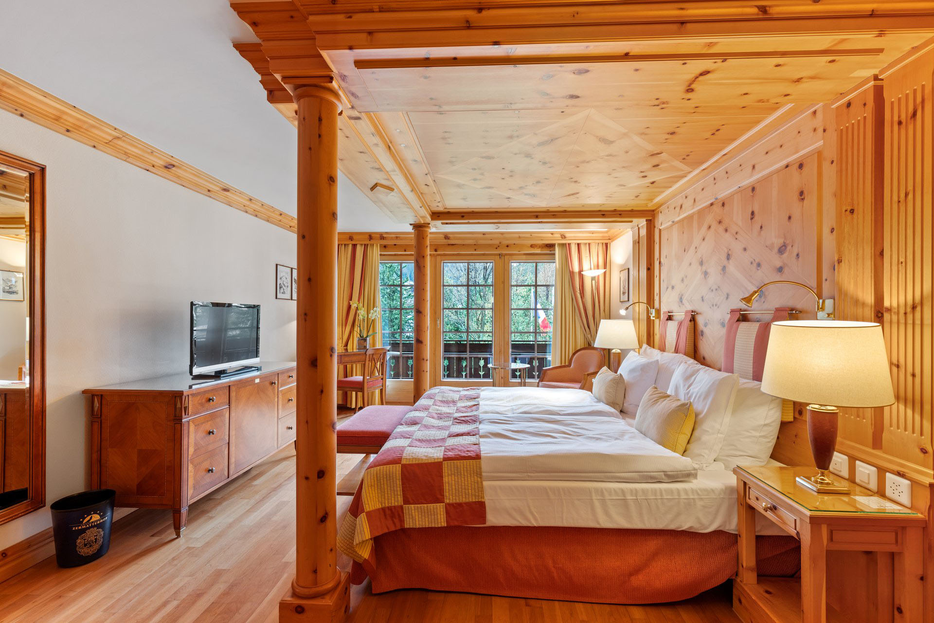 Classic Superior One Bedroom Suite Four Poster - Grand Hotel Zermatterhof