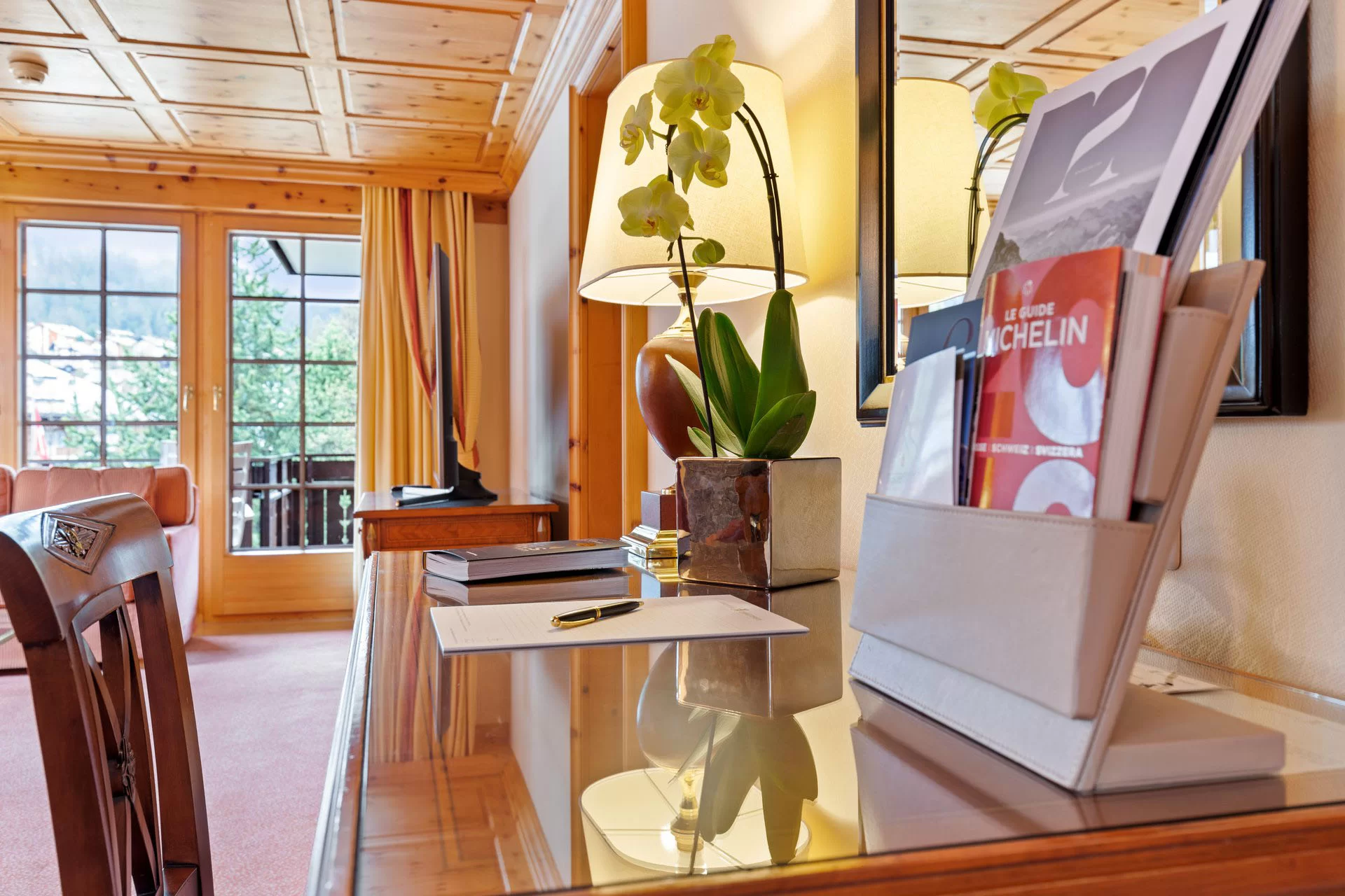 Classic Superior One Bedroom Suite Writing Desk - Grand Hotel Zermatterhof
