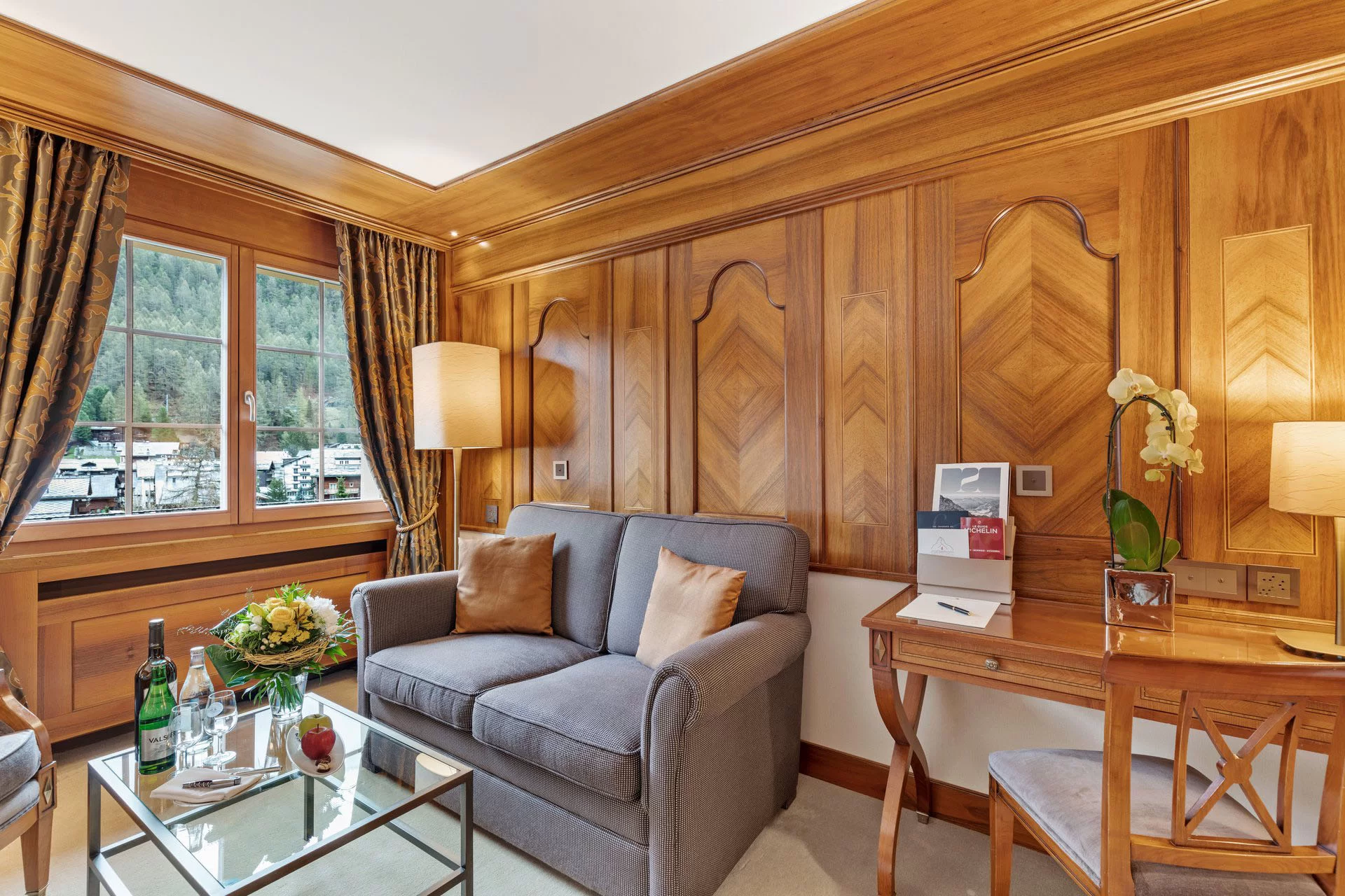 Deluxe Double Room Living Room - Grand Hotel Zermatterhof