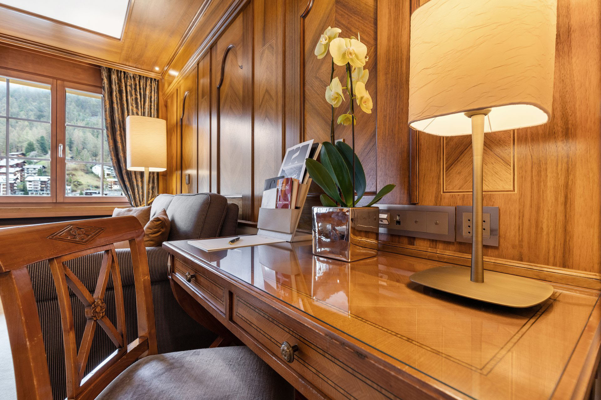 Deluxe Double Room Writing Desk - Grand Hotel Zermatterhof