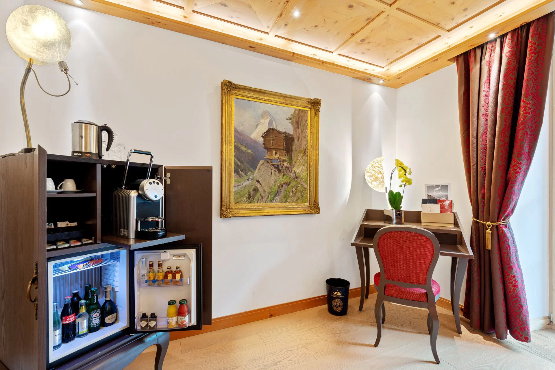 Superior One Bedroom Suite Minibar - Grand Hotel Zermatterhof