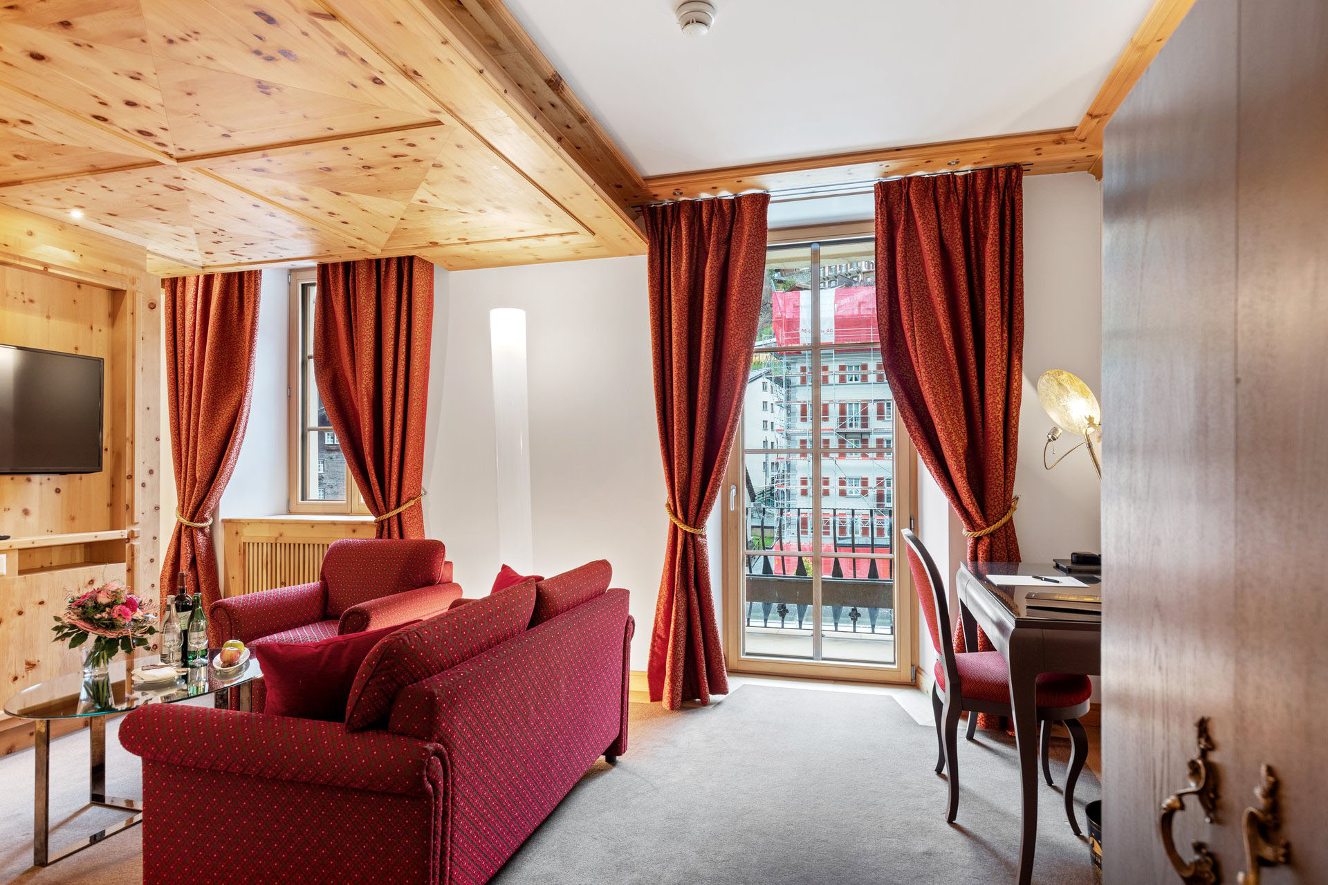 Superior One Bedroom Suite Matterhorn View Writing Desk - Grand Hotel Zermatterhof